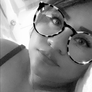 Meet your Posher, Yolidett